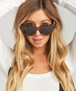 Show Me Your Mumu Sonix Tokyo Dream Sunglasses ~ Tort/Pearl Accessories